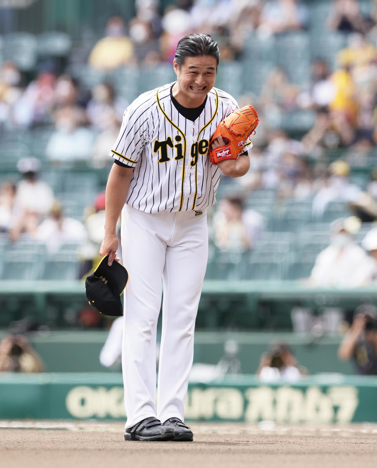 阪神対巨人　始球式を務めお辞儀するお笑いコンビ「ティモンディ」の高岸宏行（撮影・足立雅史）