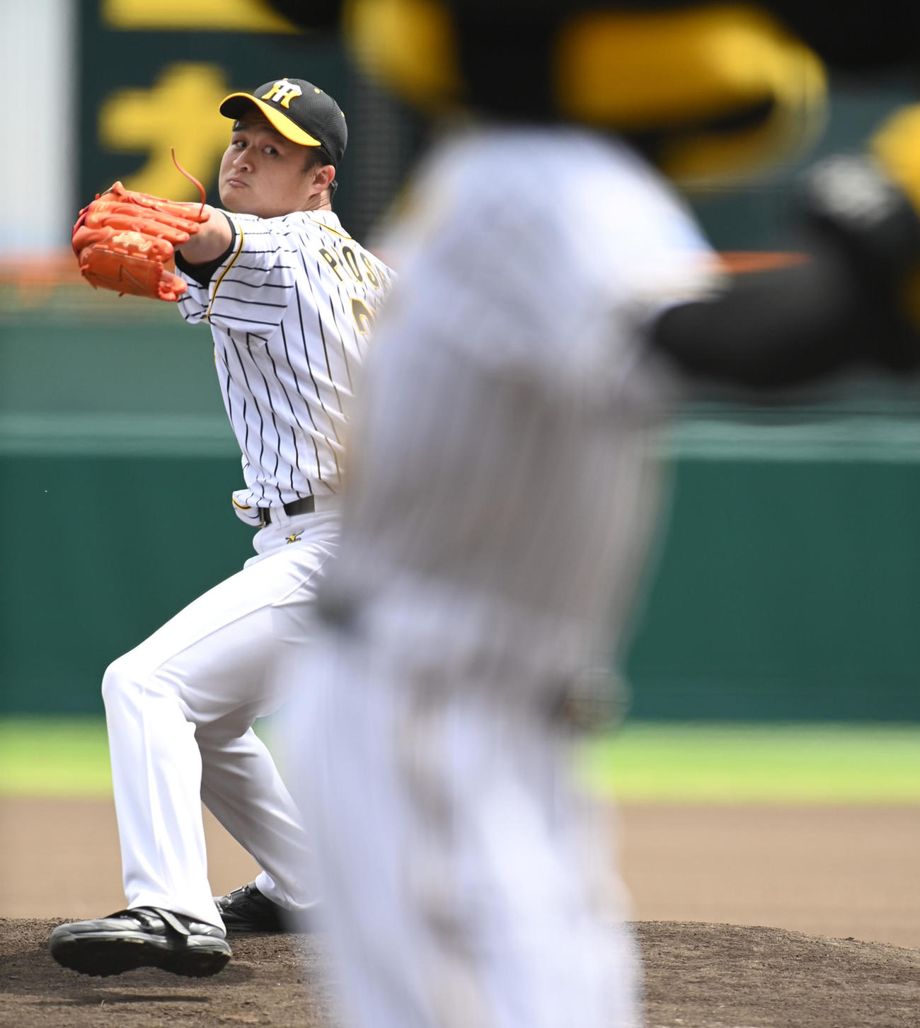 阪神対巨人　ファーストピッチセレモニーで投球するティモンディの高岸宏行（撮影・前岡正明）