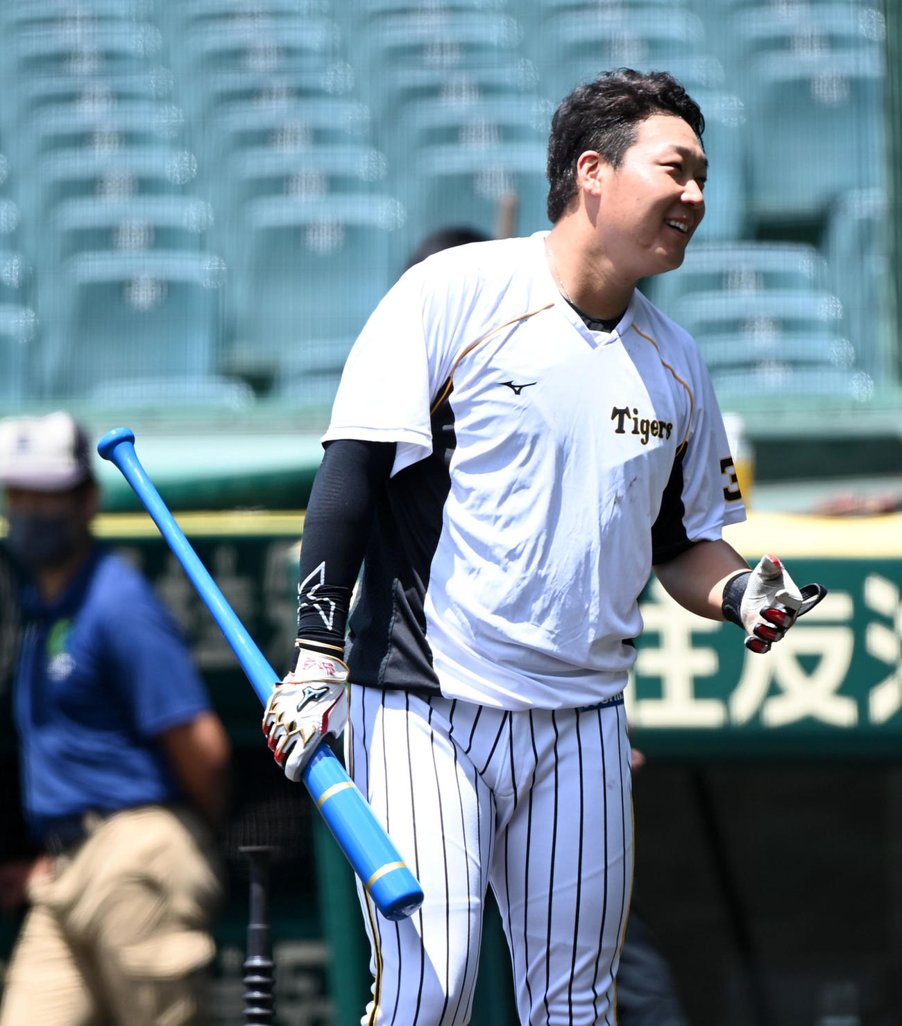 阪神対巨人　青バットで練習を行う大山（撮影・前岡正明）