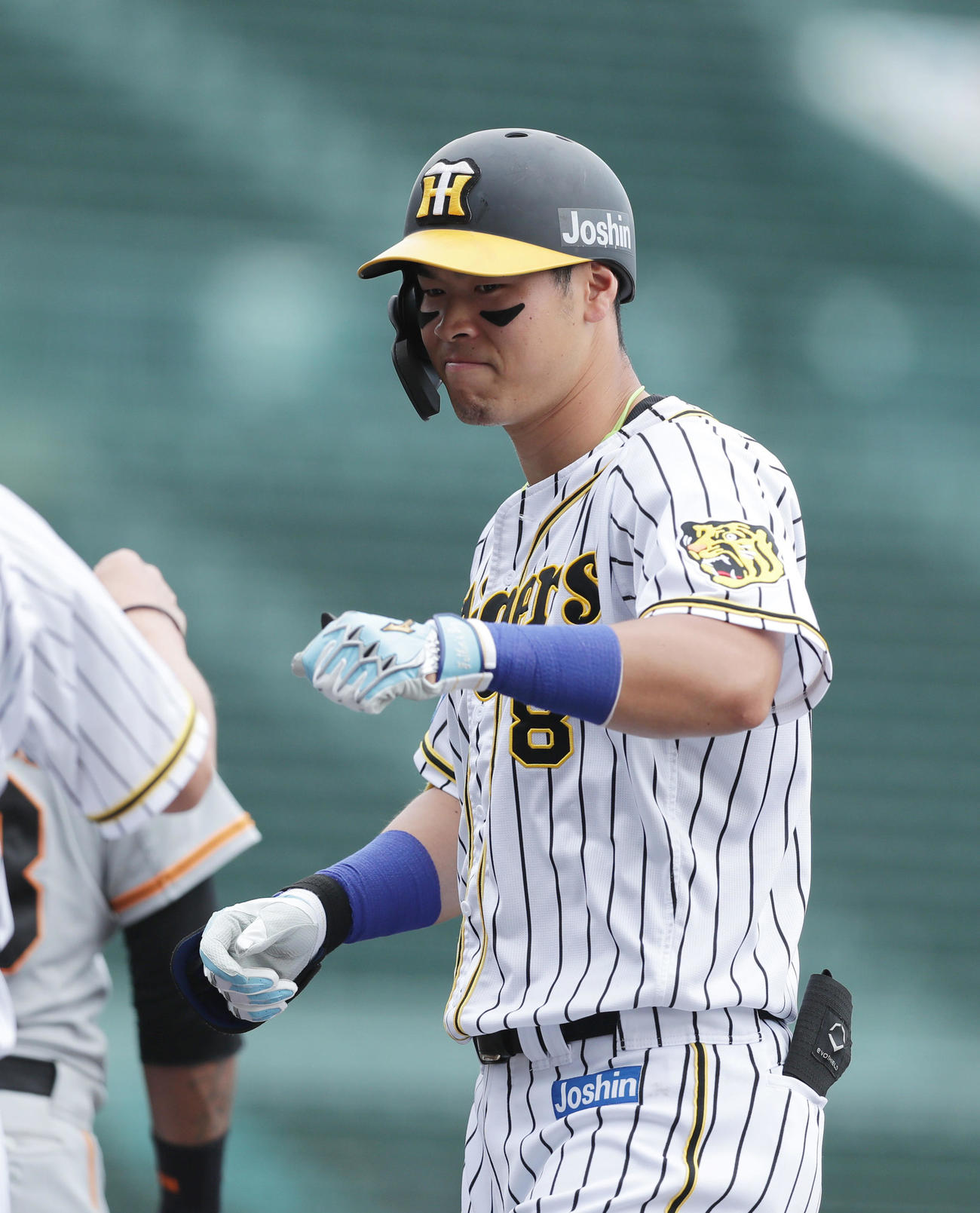 阪神対巨人　4回裏阪神1死一塁、左前打を放った佐藤輝（撮影・前田充）