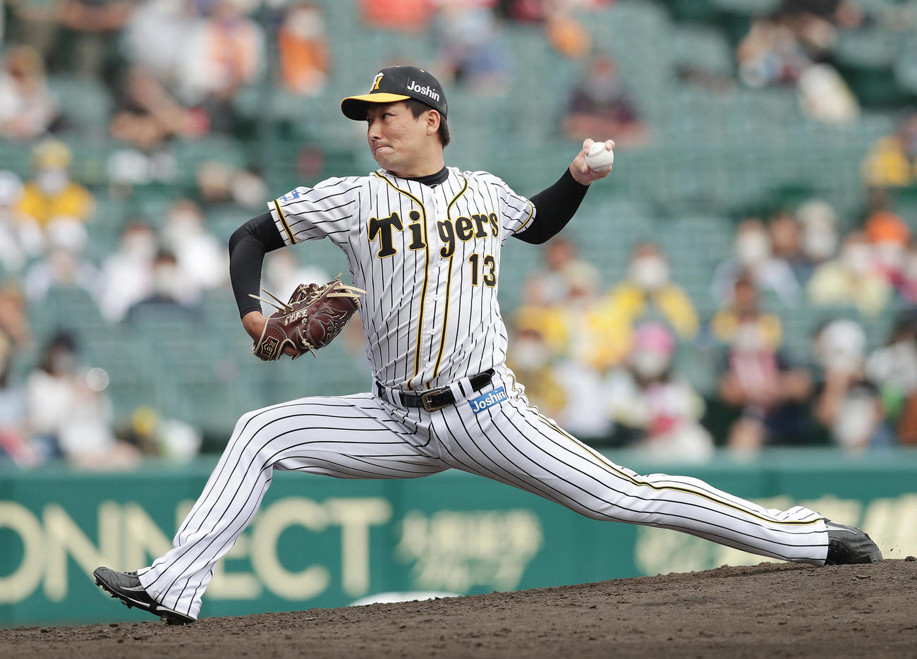 阪神対巨人　8回表、阪神3番手で登板する岩崎優（撮影・前田充）
