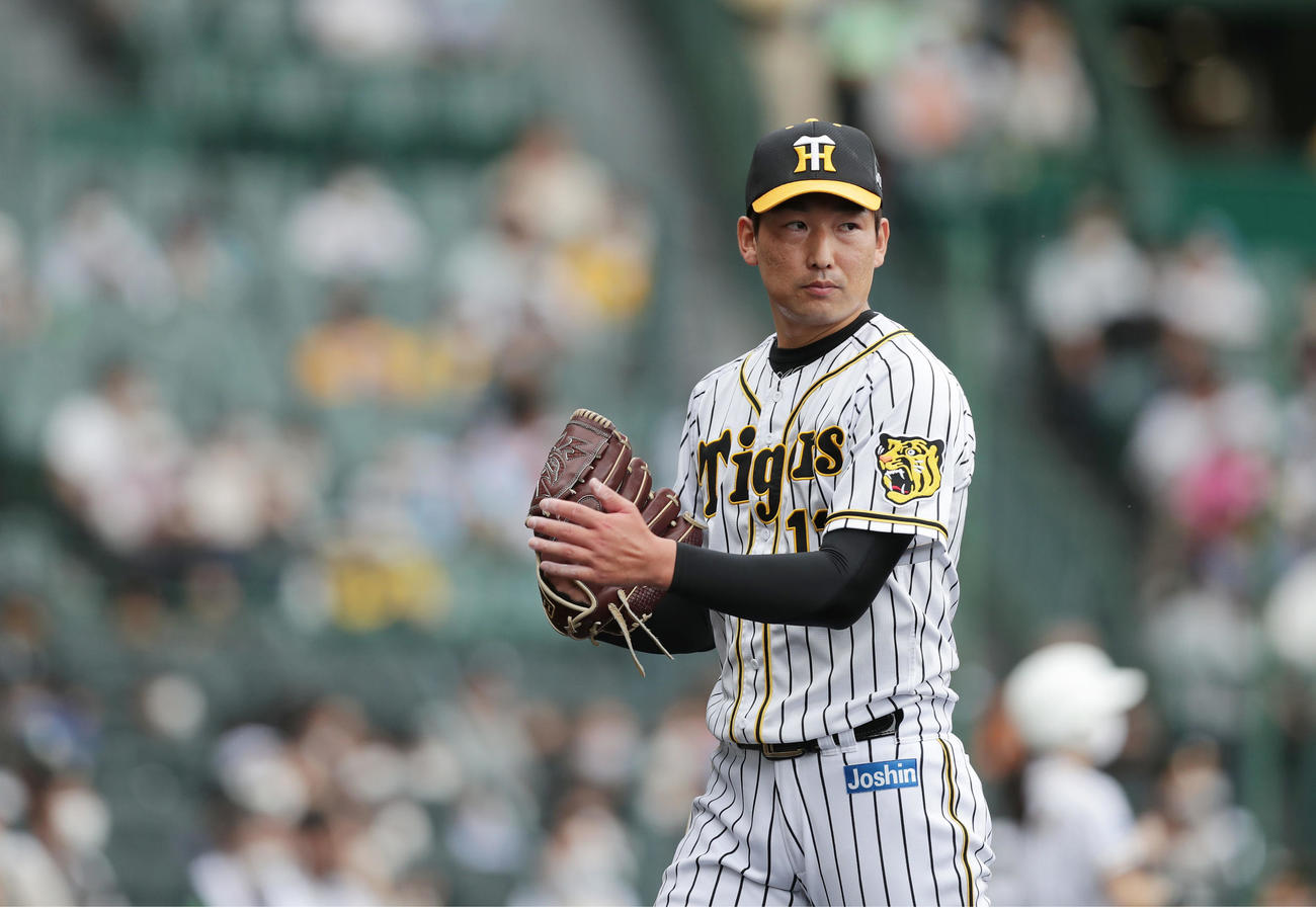 阪神対巨人　8回表の巨人打線を抑え、グラブをたたきながらベンチへ戻る岩崎優（撮影・前田充）