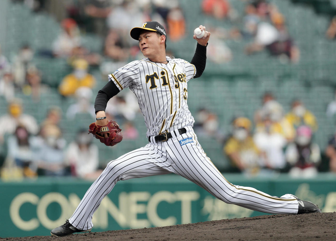 阪神対巨人　7回表、阪神2番手で登板する及川（撮影・前田充）