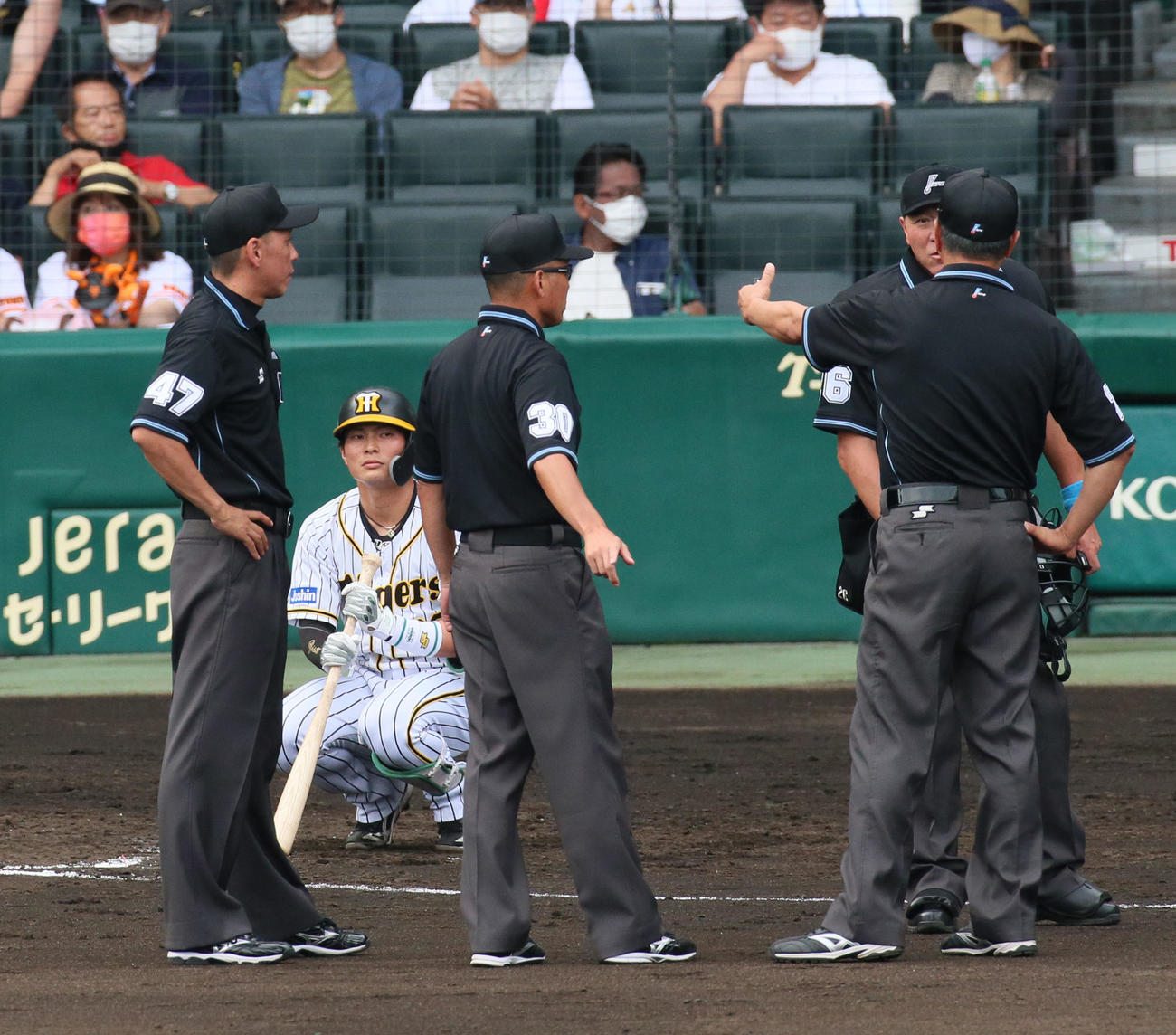 阪神対巨人12回戦　7回裏阪神2死二、三塁、打者北條史也（左から2人目）の時、原辰徳監督からの選手交代に対して協議する審判団（撮影・上山淳一）