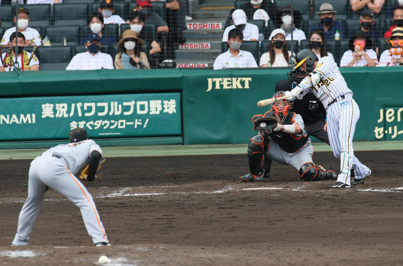 阪神対巨人12回戦　7回裏阪神2死、高梨雄平の投球を空振りする北條史也（撮影・上山淳一）
