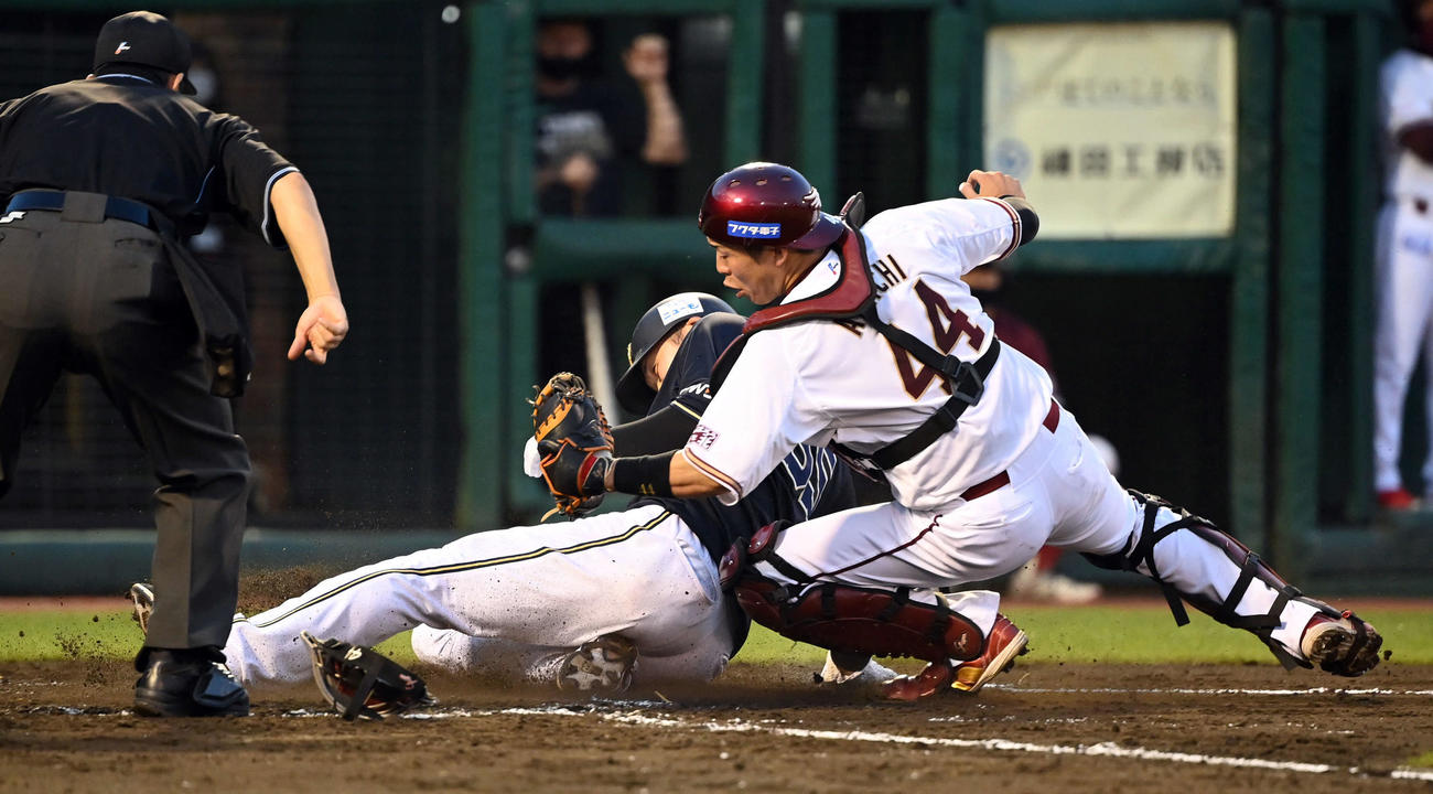 楽天対オリックス　3回表オリックス2死二塁、島内の好返球で二走T－岡田が本塁つくもアウト（撮影・たえ見朱実）