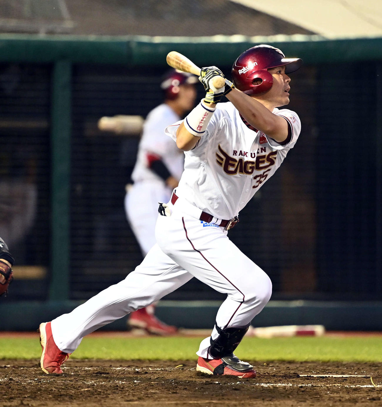 楽天対オリックス　3回裏楽天2死一、三塁、中前に適時打を放つ島内（撮影・たえ見朱実）