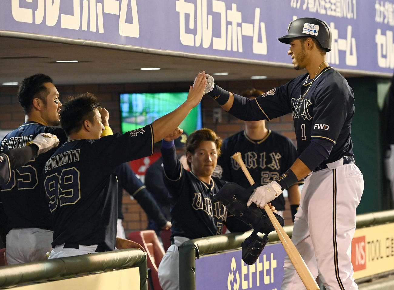 楽天対オリックス　8回表オリックス2死一塁、適時二塁打を放った代打モヤは、代走を出されナインとハイタッチ（撮影・たえ見朱実）