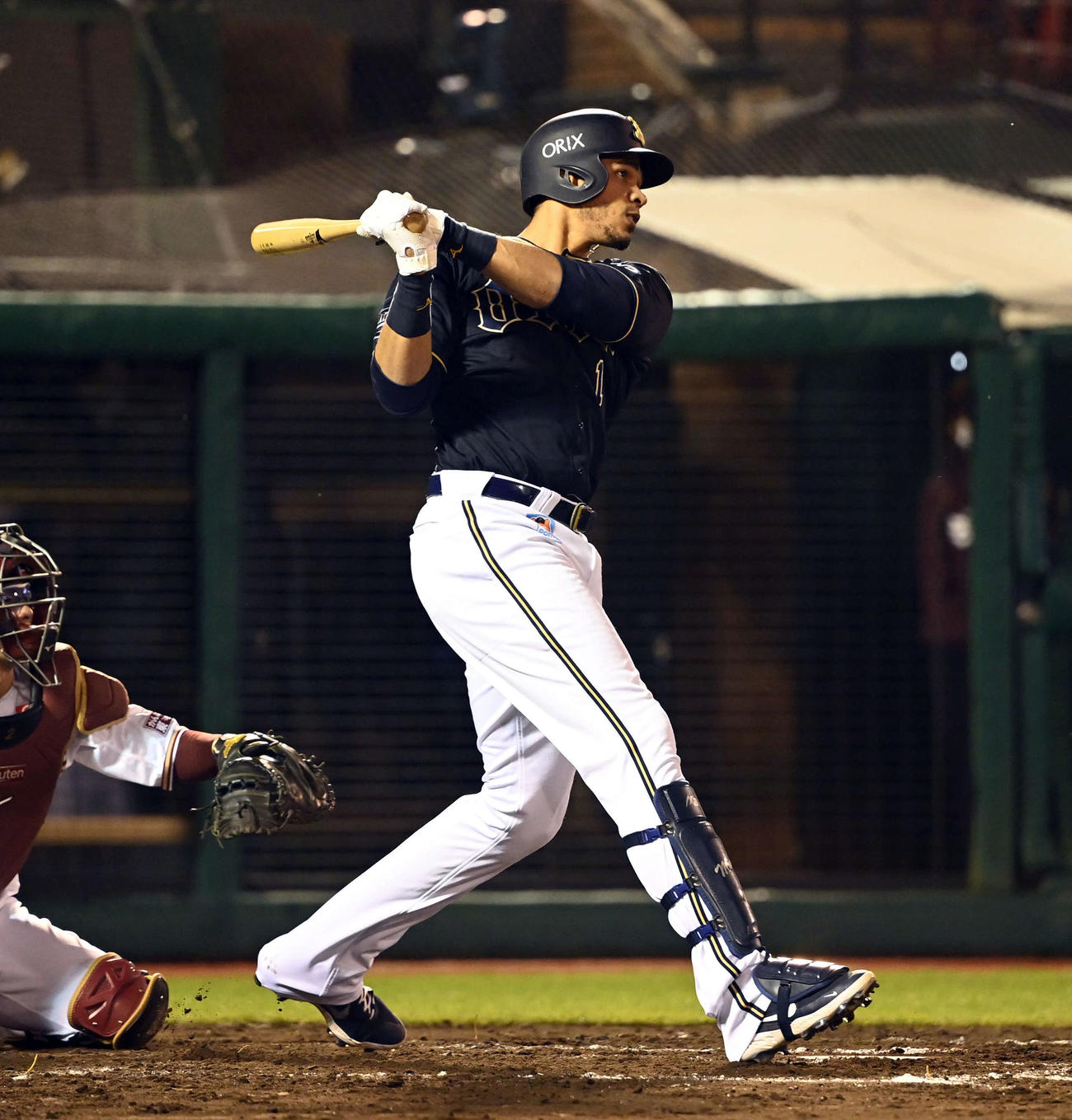 楽天対オリックス　8回表オリックス2死一塁、適時二塁打を放つモヤ（撮影・たえ見朱実）