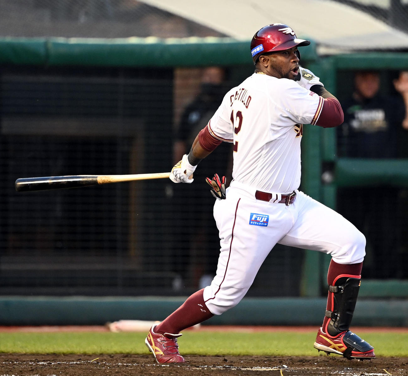 楽天対オリックス　2回裏楽天1死、右前に安打を放つカスティーヨ（撮影・たえ見朱実）