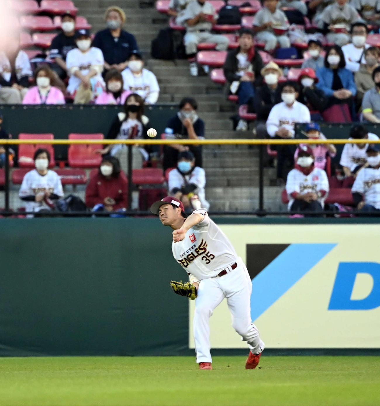 楽天対オリックス　3回表オリックス2死二塁、若月の左前打を本塁に好返球する島内（撮影・たえ見朱実）