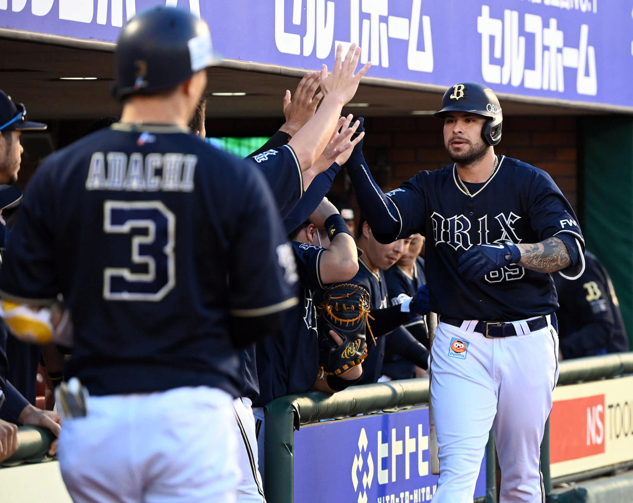 楽天対オリックス　3回表オリックス1死、ソロ本塁打を放ちナインとハイタッチするロメロ（撮影・たえ見朱実）