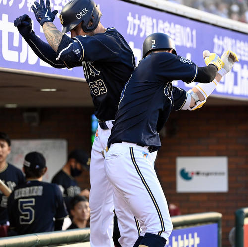 楽天対オリックス　3回表オリックス1死、ソロ本塁打を放ちヒップアタックするロメロ（撮影・たえ見朱実）
