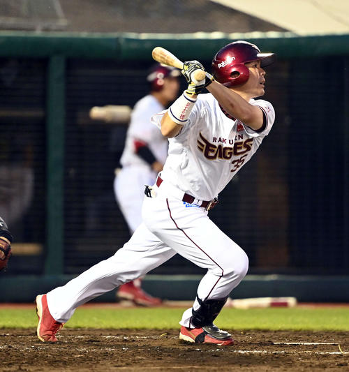楽天対オリックス　3回裏楽天2死一、三塁、中前に適時打を放つ島内（撮影・たえ見朱実）