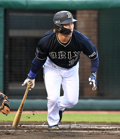 楽天対オリックス　1回表オリックス2死、右前に安打を放つ吉田正（撮影・たえ見朱実）