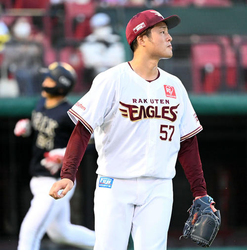 楽天対オリックス　2回表、オリックスに先制点を許す楽天の先発滝中（撮影・たえ見朱実）