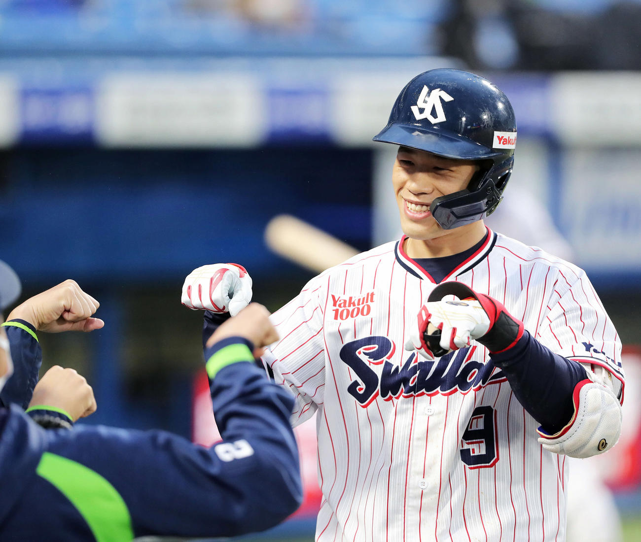本塁打を放ったヤクルト塩見泰隆はナインに謎のポーズで迎えられる（2021年5月27日撮影）
