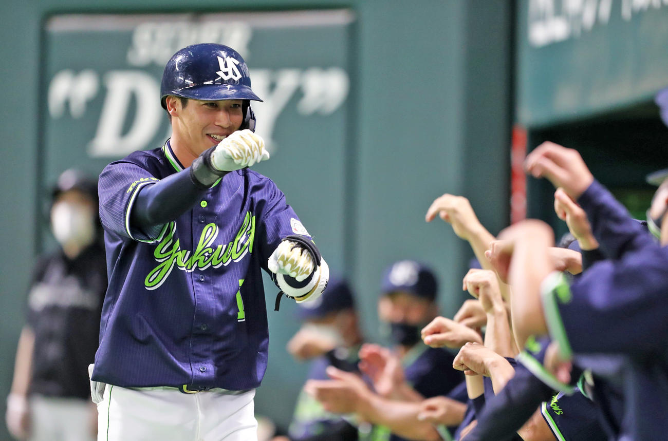 本塁打を放った山田哲人はベンチ前で謎のポーズ（2021年6月13日撮影）