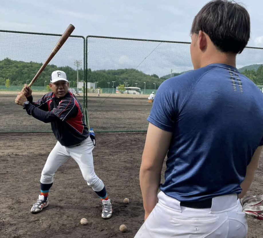 福井工大・町田総合コーチは身ぶり手ぶりを交えて打撃指導を行う（福井工大硬式野球部提供）