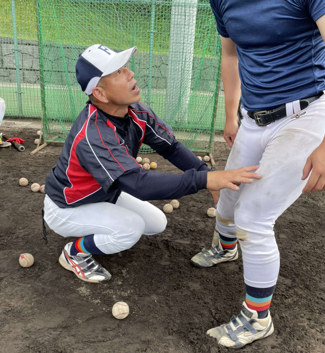 福井工大・町田総合コーチは下半身の使い方を指導する（福井工大硬式野球部提供）