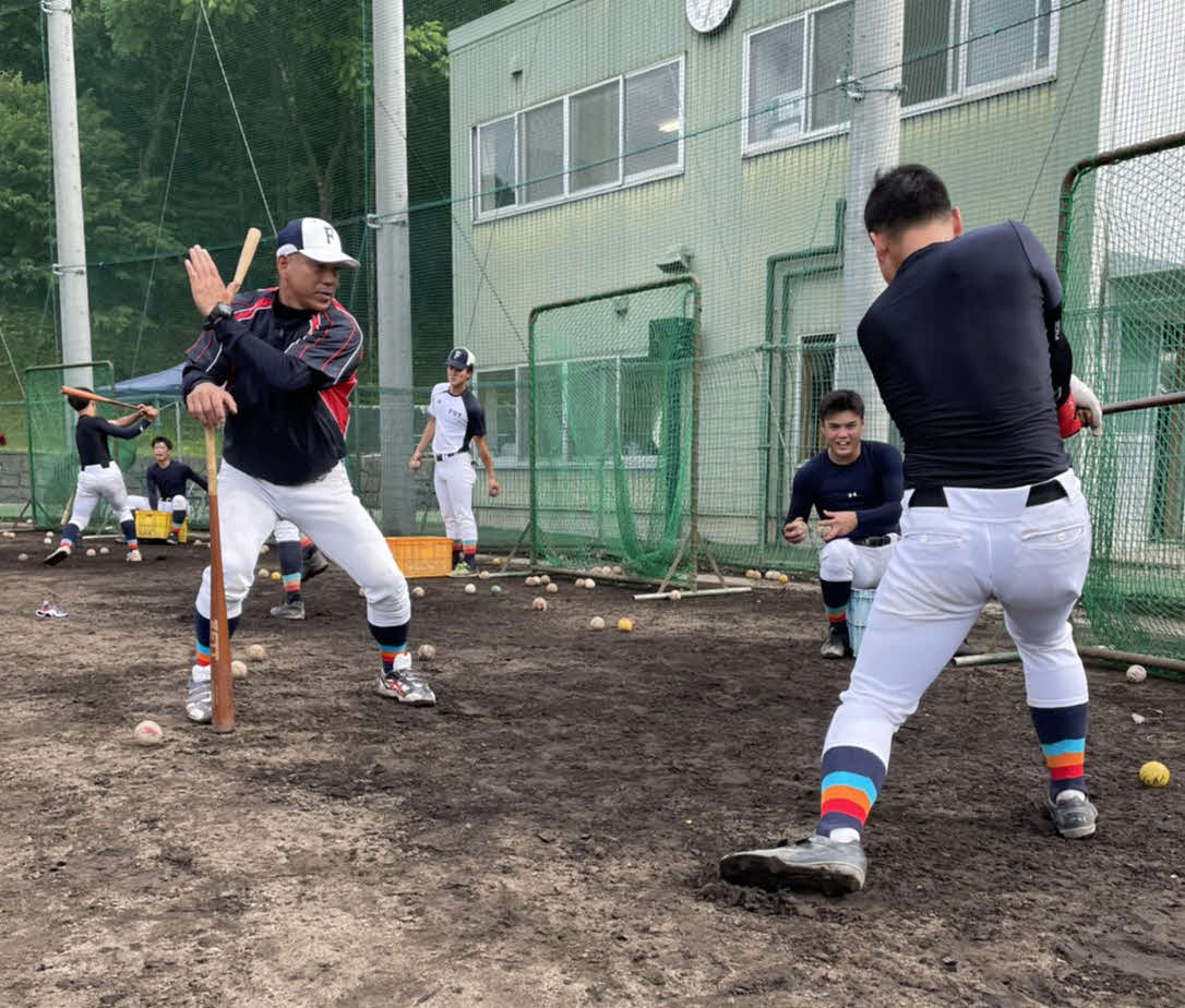 福井工大・町田総合コーチは身ぶり手ぶりを交えて打撃指導を行う（福井工大硬式野球部提供）