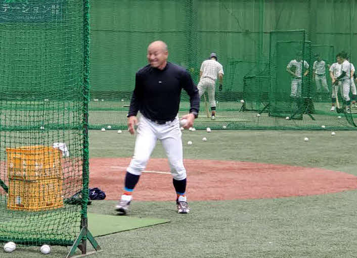 11日、準決勝前日練習で打撃投手を務めた福井工大・町田公二郎総合コーチ