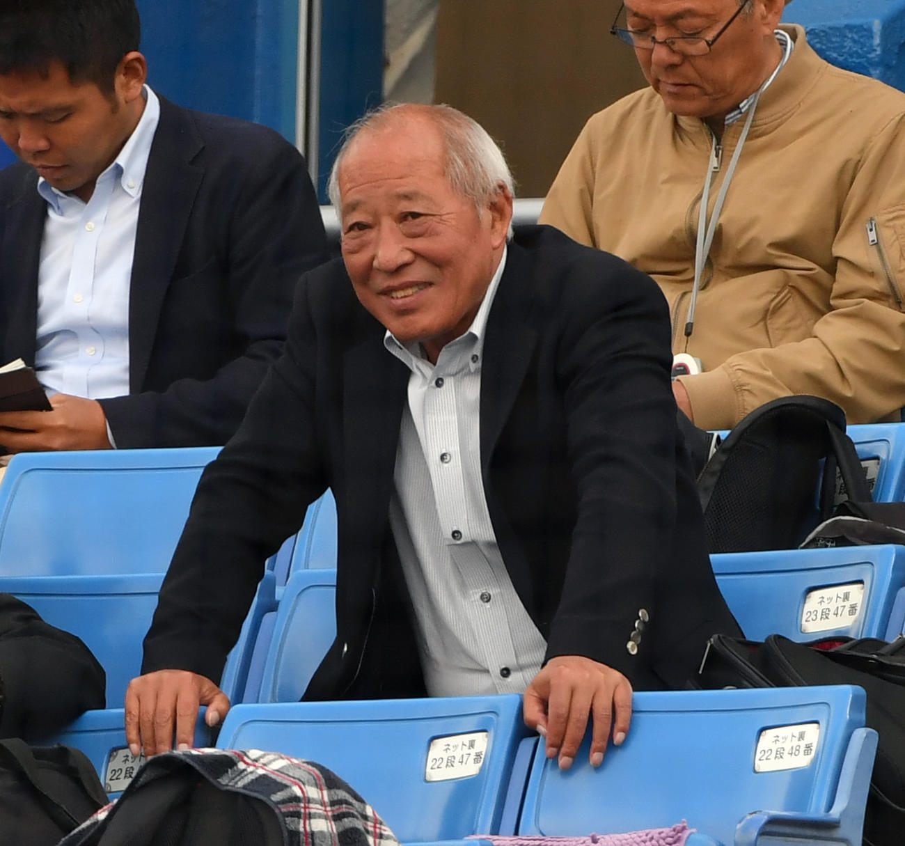 東都大学野球の開幕戦を視察する佐野仙好さん（2018年4月9日）