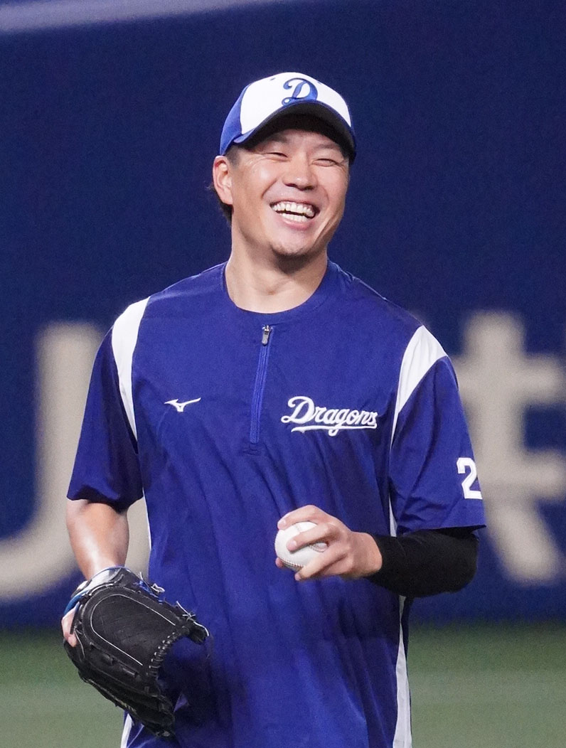 明るい表情でキャッチボールをする大野雄（撮影・森本幸一）