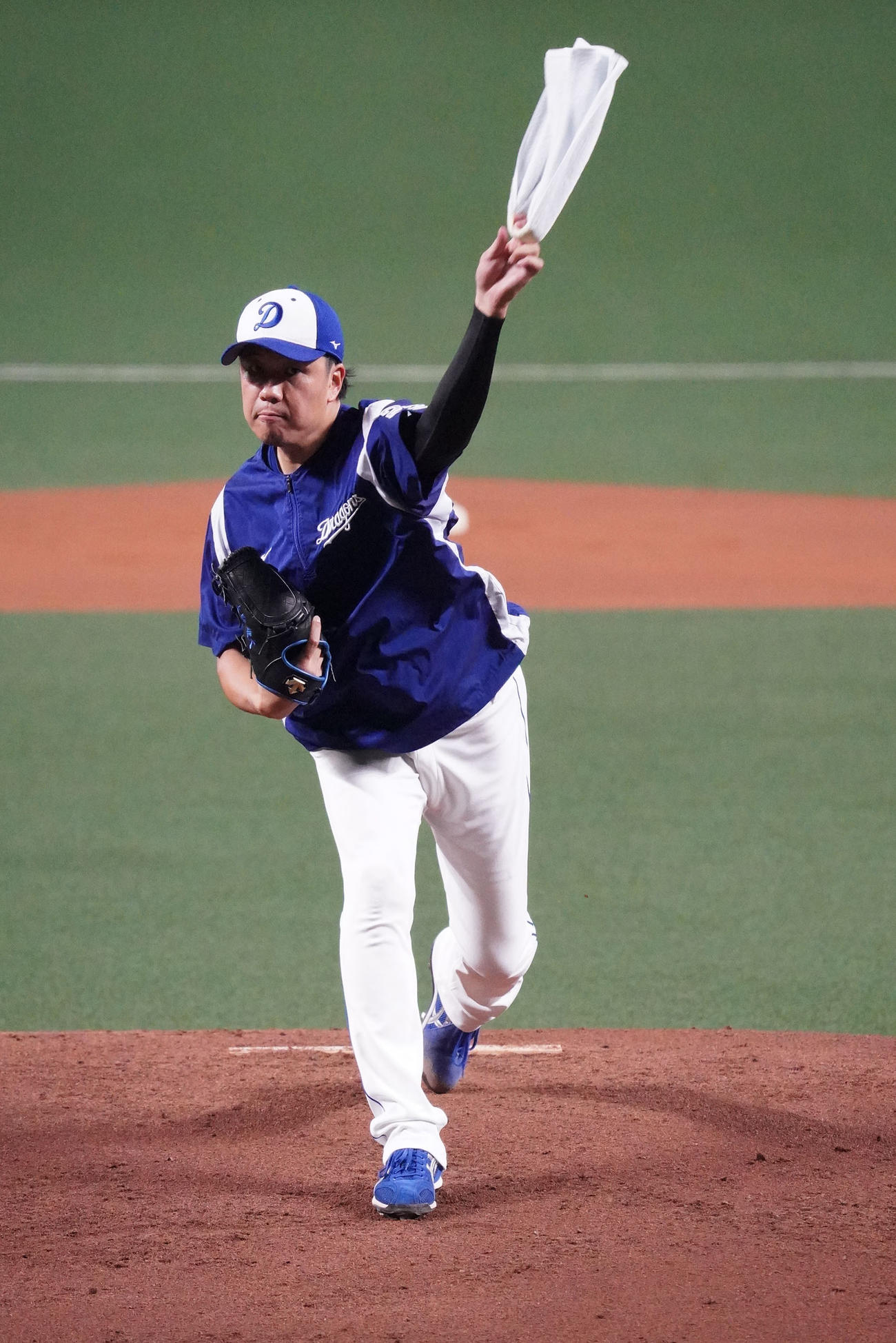 マウンドを利用しシャドーピッチングをする大野雄（撮影・森本幸一）