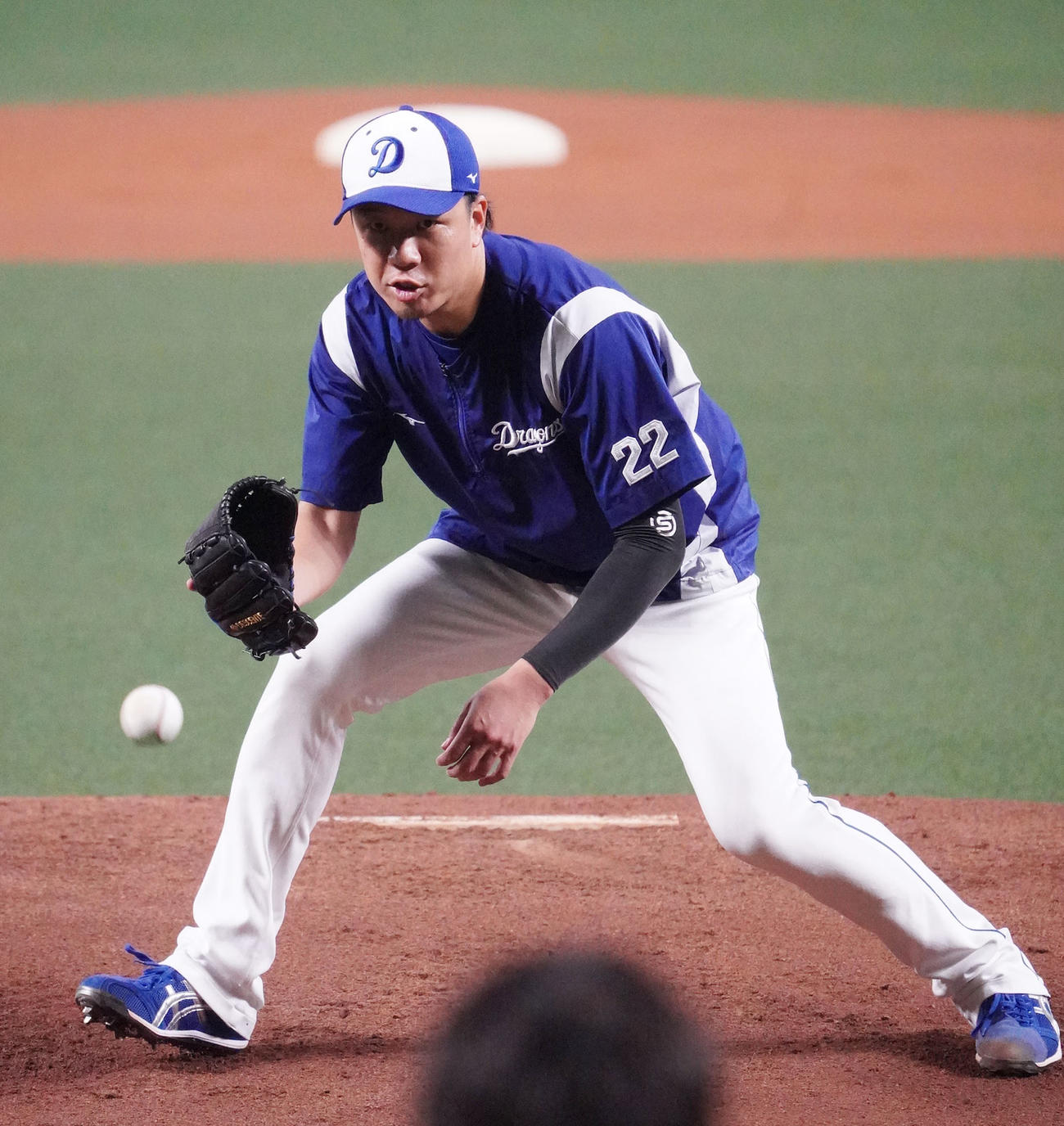 マウンドを利用しノックを受ける大野雄（撮影・森本幸一）