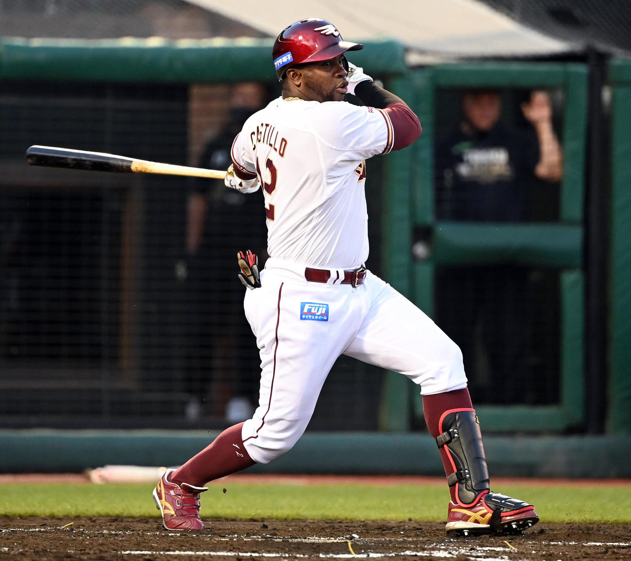 楽天対オリックス　2回裏楽天1死、右前に安打を放つカスティーヨ（撮影・たえ見朱実）