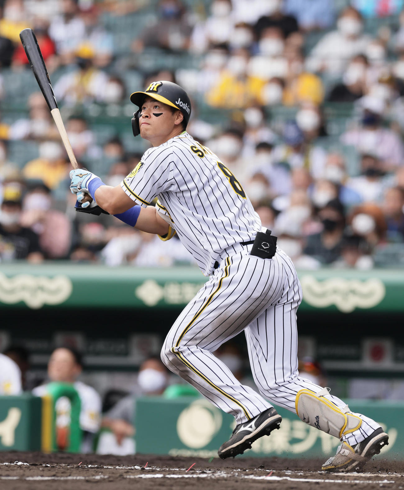 阪神対巨人　6回裏阪神2死、左越え本塁打を放つ佐藤輝（2021年6月20日撮影・足立雅史）