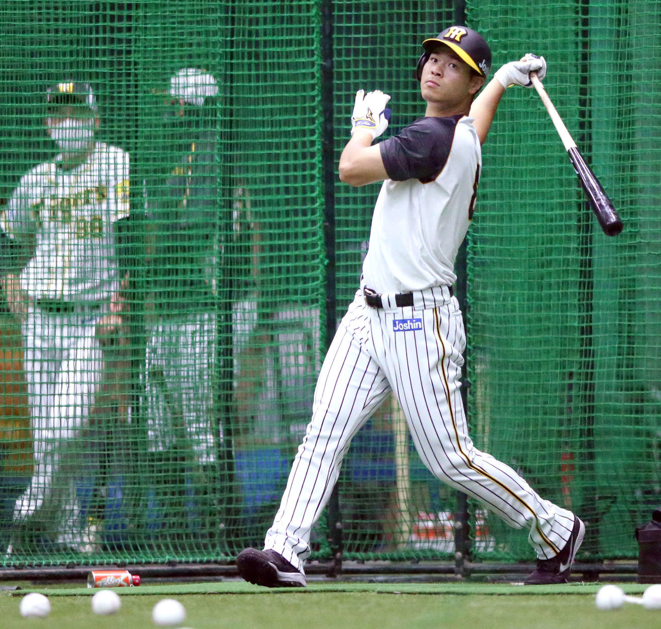 19日、室内練習でフリー打撃を行った佐藤輝
