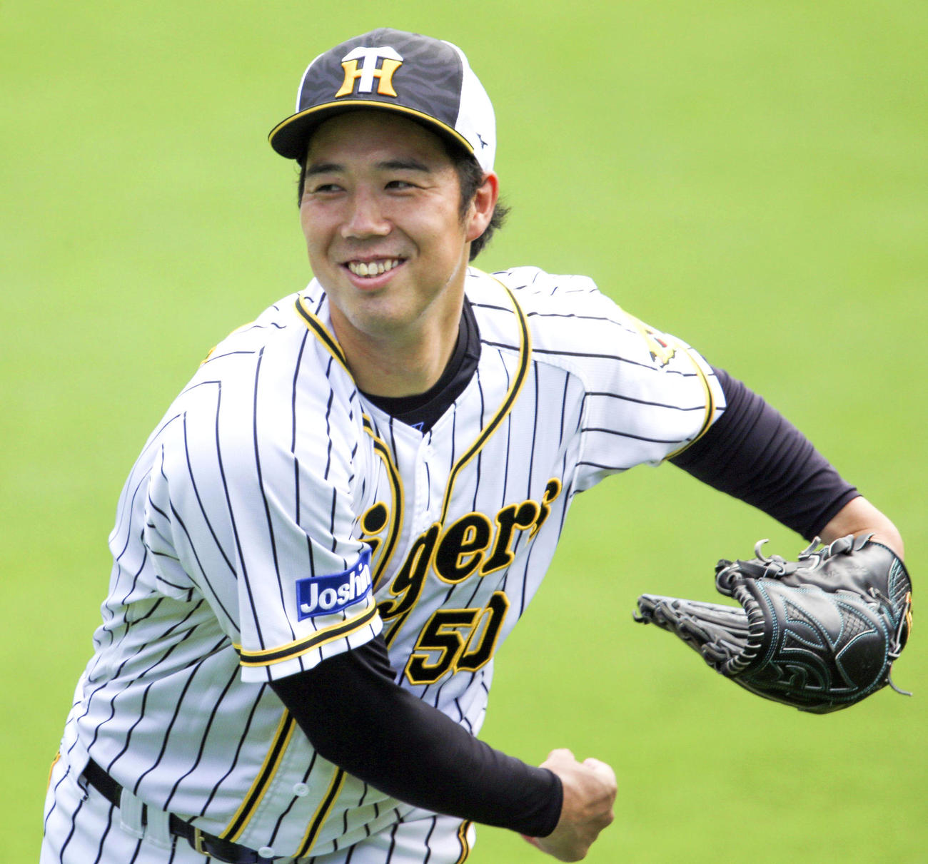 17日、笑顔でキャッチボールする青柳