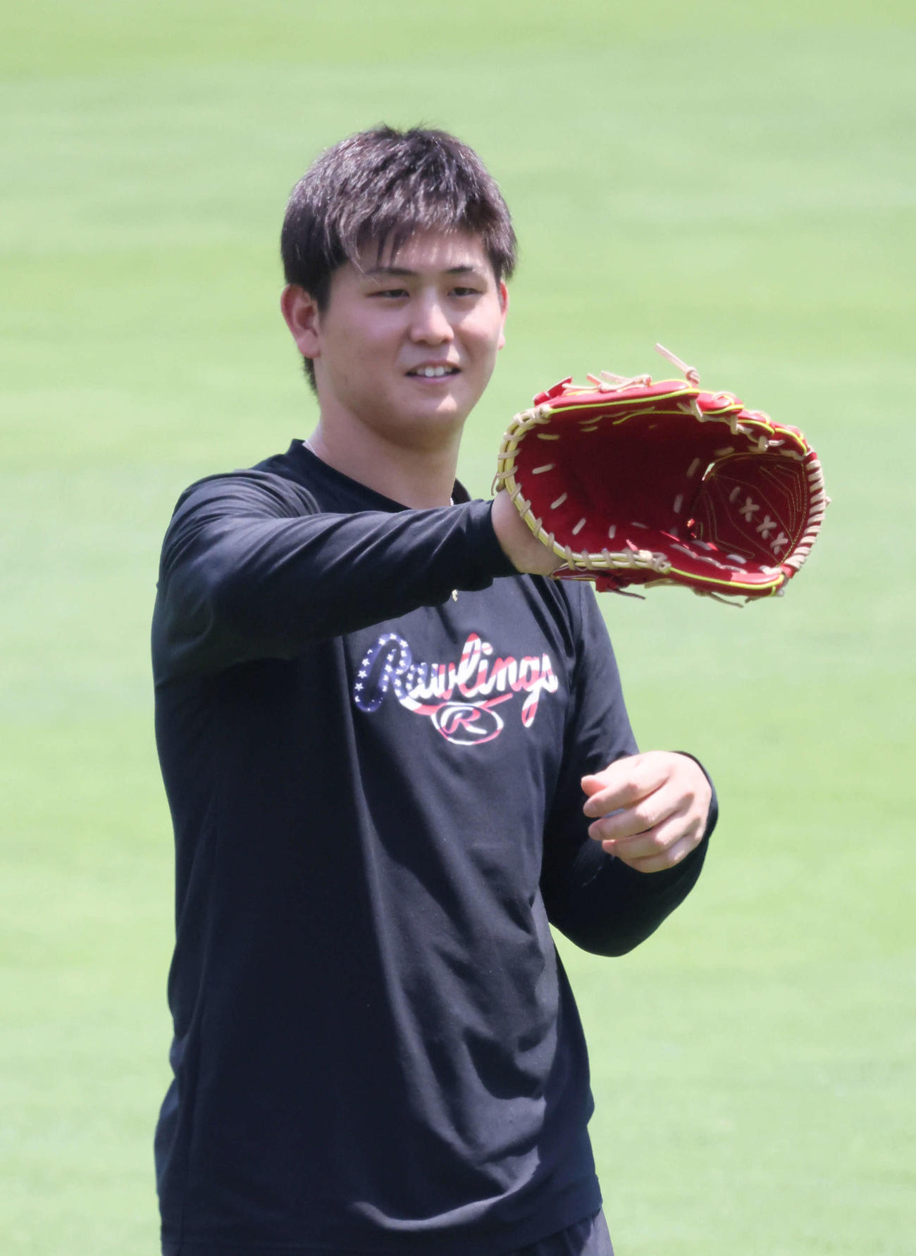 広島投手指名練習　キャッチボールの合間に笑顔をみせる高橋昂（撮影・加藤孝規）