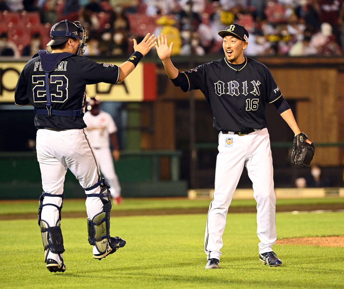 最後を締めて伏見（左）とハイタッチするオリックス平野佳（撮影・たえ見朱実）