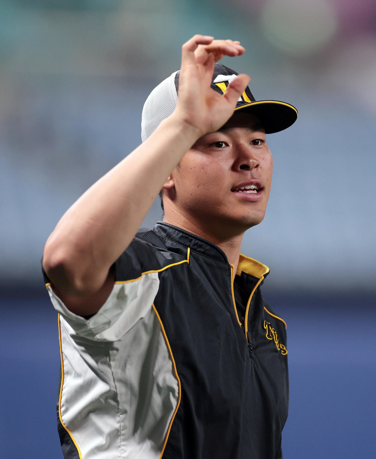 中日対阪神　試合前練習に臨む阪神佐藤輝（撮影・前田充）