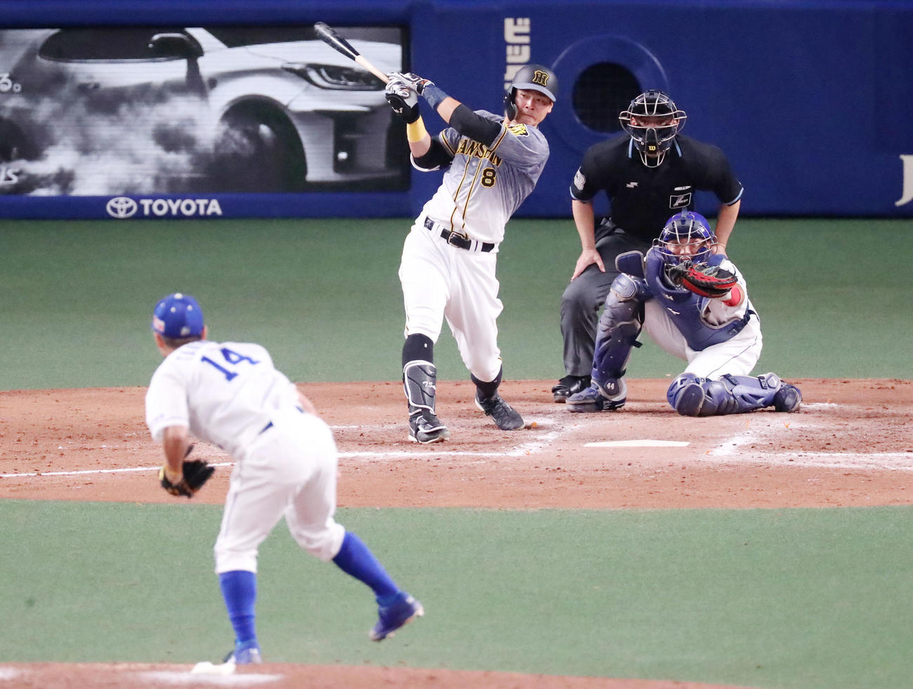 中日対阪神　9回表阪神2死、佐藤輝は右前打を放つ。投手は谷元（撮影・加藤哉）