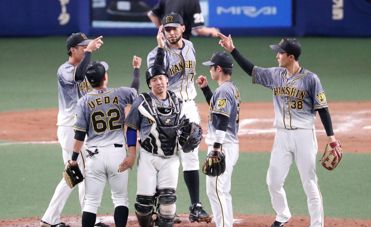 中日対阪神　中日に勝利しエアタッチするスアレス（中央）ら阪神ナイン（撮影・加藤哉）