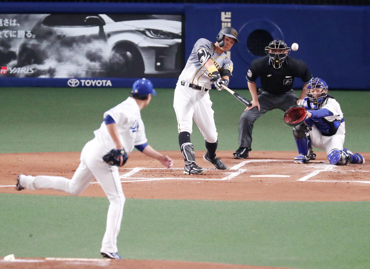 中日対阪神　2回表阪神1死、佐藤輝は左越え二塁打を放つ。投手は大野（撮影・加藤哉）