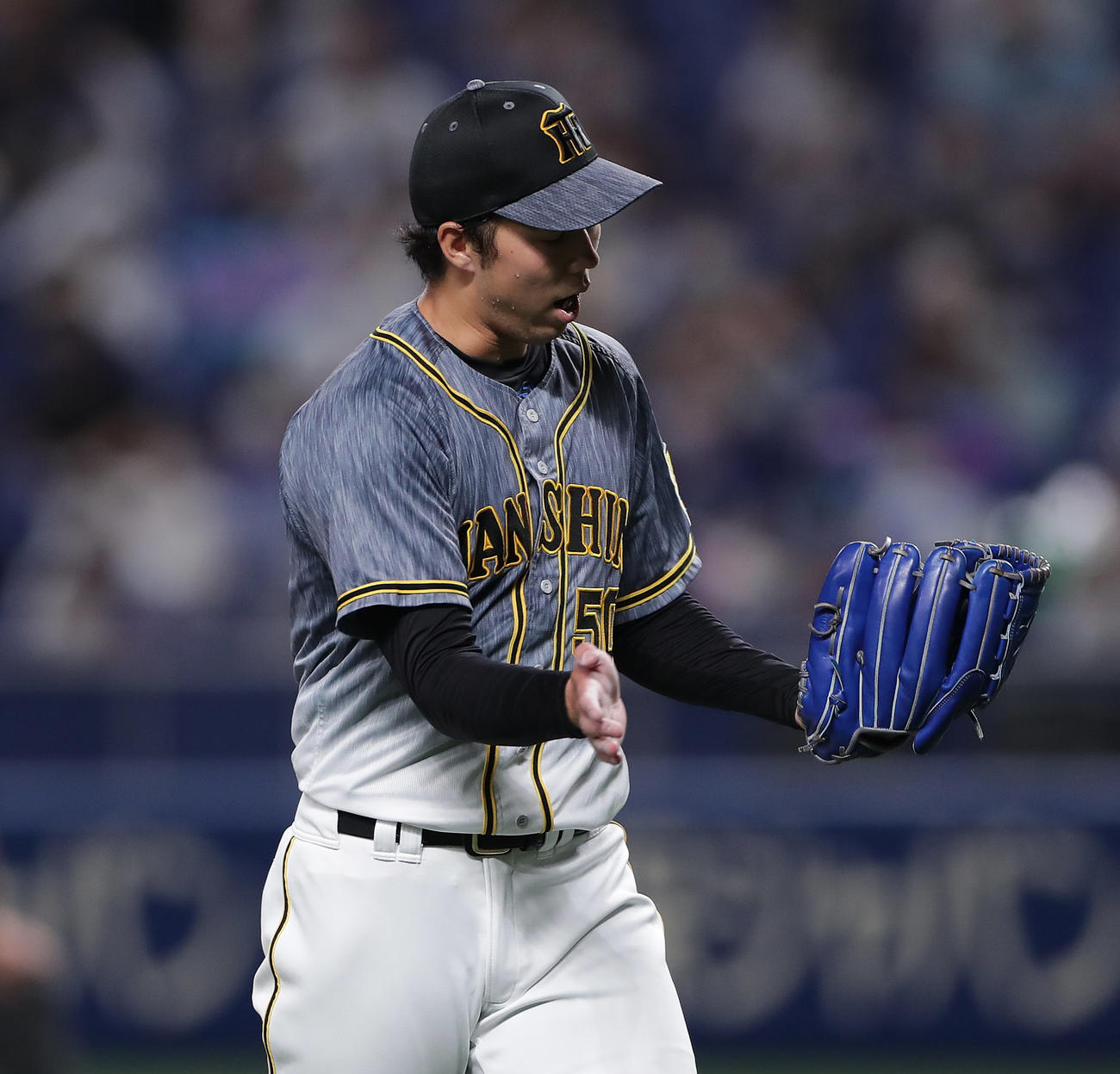 中日対阪神　6回裏中日1死一、三塁、高橋周を遊ゴロ併殺に仕留め、グラブをたたく青柳（撮影・前田充）