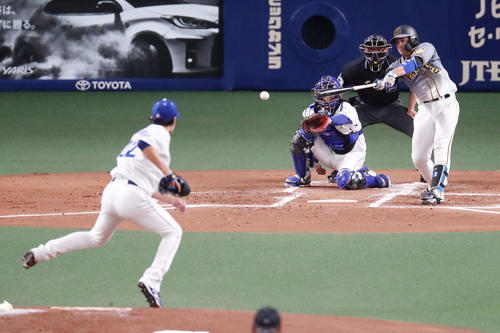 中日対阪神　2回表阪神1死一、三塁、梅野は中前適時打を放つ。投手は大野（撮影・加藤哉）