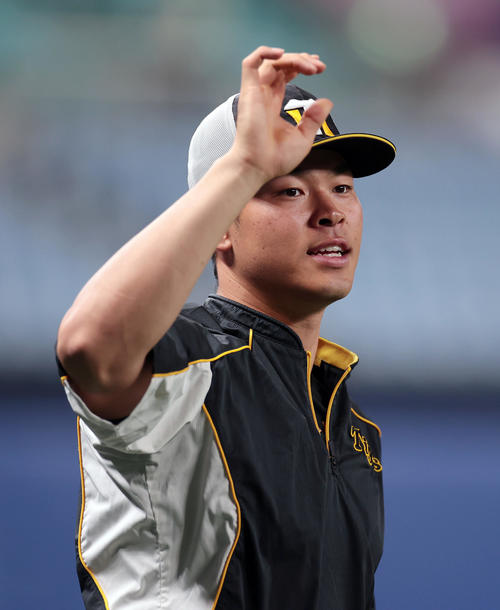 中日対阪神　試合前練習に臨む阪神佐藤輝（撮影・前田充）