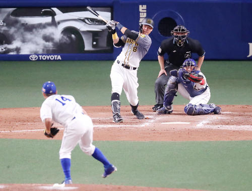 中日対阪神　9回表阪神2死、佐藤輝は右前打を放つ。投手は谷元（撮影・加藤哉）