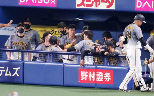 中日対阪神　9回表の攻撃を終えベンチで手を叩いて雰囲気を盛り上げる佐藤輝（撮影・加藤哉）