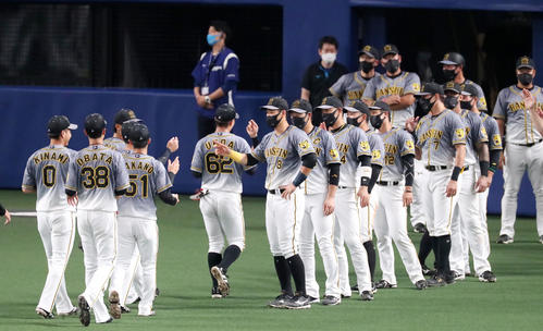 中日対阪神　中日に勝利しベンチ前でナインを迎える佐藤輝（撮影・加藤哉）