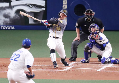 中日対阪神　2回表阪神1死一、二塁、糸原は右前適時打を放つ。投手は大野（撮影・加藤哉）