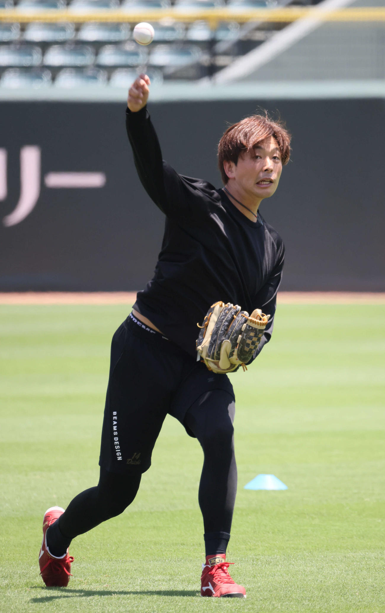キャッチボールで調整する広島大瀬良（撮影・加藤孝規）