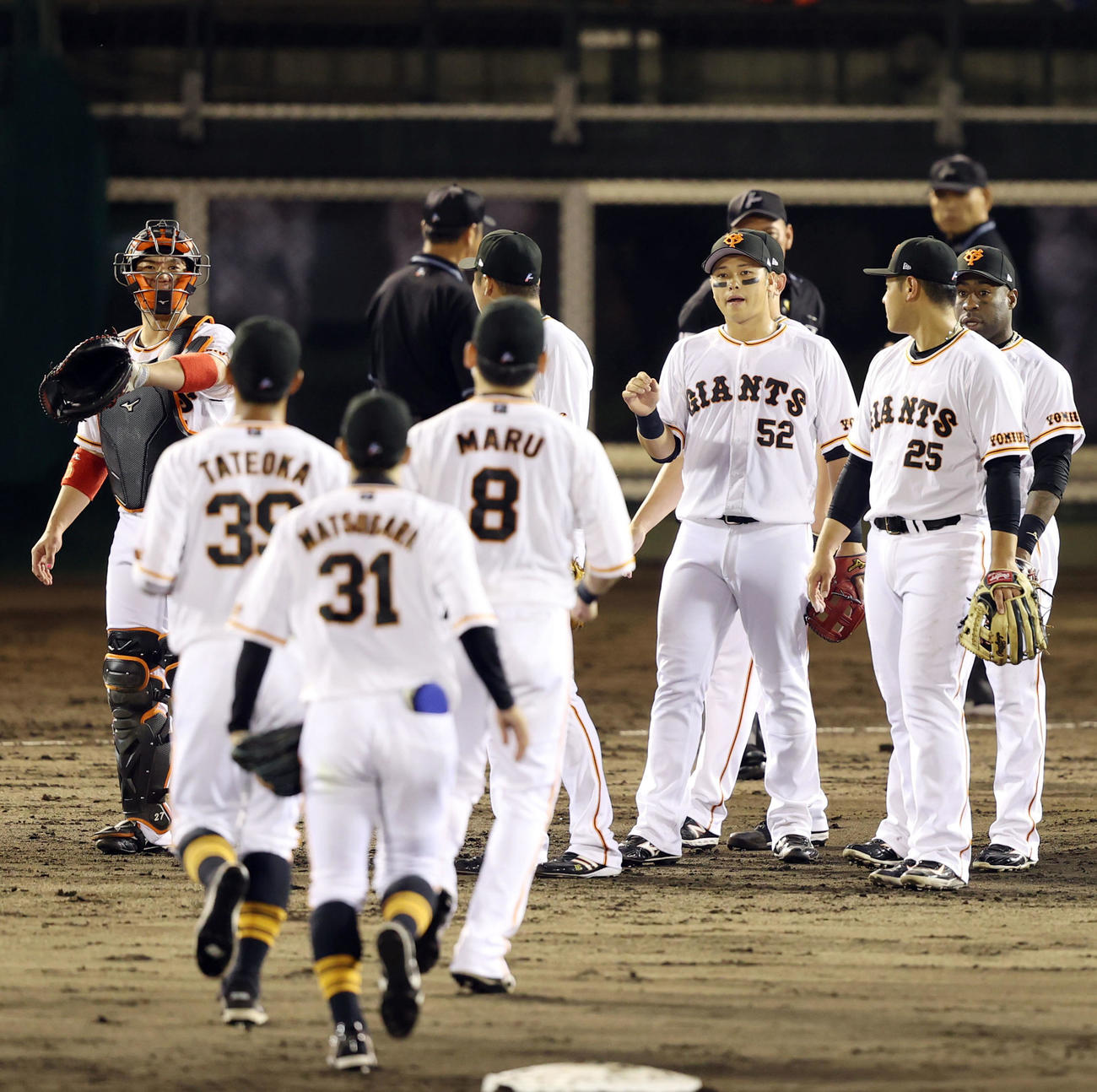 巨人対DeNA　試合後、勝利の喜びを分かち合う北村（中央）ら巨人の選手たち（撮影・狩俣裕三）