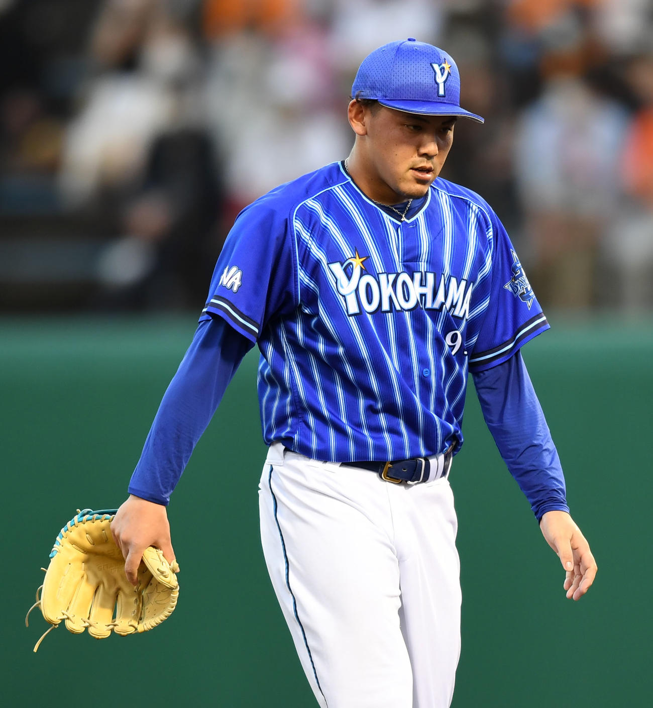 巨人対DeNA 3回裏を終え肩を落としベンチへ引き揚げるDeNA中川虎（撮影・横山健太）